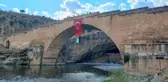 Adıyaman'da Gençler Filistin'e Destek İçin Tarihi Köprüde Bayrak Açtı