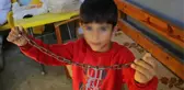 7 yaşındaki çocuk okulda zincirle darbedildi