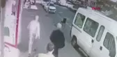Gaziosmanpaşa'da kamyonetin çarptığı araçlar güvenlik kamerasında