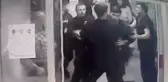 Annesiyle ilgilenmediğini iddia ettiği sağlıkçıyı böyle darbetti