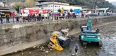 Trabzon'da iş makinesi dereye düştü, operatör yaralandı