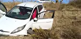 Manisa'da mıcır nedeniyle otomobil şarampole devrildi, 2 kişi yaralandı