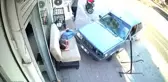 OTOMOBİL, ESNAFIN ÜZERİNDE UYUDUĞU KALDIRIMDAKİ KANEPEYE ÇARPTI