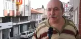 Sosyal medyanın gündemine oturan 'bayraklı dayı' cumhuriyetin 100. yılı için bir kez daha balkonda
