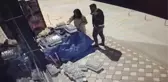 Gençlerden alkışlanacak hareket! Büfeden aldıkları iki şişe suyun parasını kameraya gösterip bıraktılar