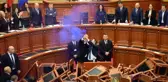 Arnavutluk Meclisinde büyük kavga! Oturumu engelleyen muhalefet milletvekilleri kürsüye sis bombası attı