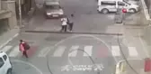 Freni boşalan otomobilin 2 gence çarpma anı kamerada