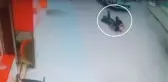 3 saniye sonrası korkunç! Şakalaşan çocukların üzerinden otomobil geçti
