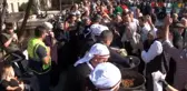 Bursa Ulu Cami'de Dürüm İkramı İzdihamı