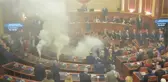 Arnavutluk'ta muhalif milletvekilleri parlamento oturumu sırasında sis bombası attı