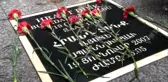 CHP Genel Başkanı Özgür Özel, Hrant Dink'in Öldürüldüğü Yere Karanfil Bıraktı