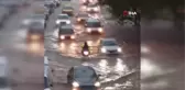 İzmir'de şiddetli sağanak caddeleri göle çevirdi
