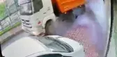 Sultangazi'de Kamyon Lastiği Patladı, Paspas Otomobilin Üzerine Düştü