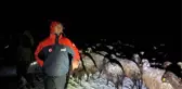 Ağrı'da kar yağışı ve tipiye mahsur kalan çobanlar ve koyunlar kurtarıldı