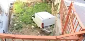 Kağıthane'de freni tutmayan araç apartman bahçesine düştü