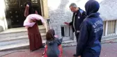 Taksim Camii Önünde Dilenciler Vatandaşları Taciz Etti