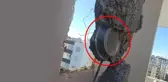 Depremde ağır hasar alan apartmanın kolonundan tabak çıktı