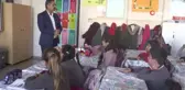 Enkazda ailesini kaybeden öğretmenin duygusal anları