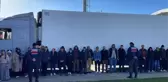 Tır dorsesindeki düzensiz göçmenler jandarmayı 