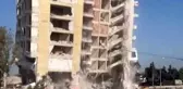 Hatay'da depremde hasar alan bina halatla çekilerek yıkıldı