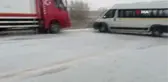 Elmadağ'da kar yağışı araçlara zor anlar yaşattı