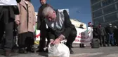 Emekliler, Maaşlarının Azlığını Ödeyemedikleri Faturalarını Yakarak Protesto Etti... 