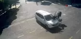 Motosikletli sürücü çarptığı aracın üzerinden takla attı... O anlar kamerada