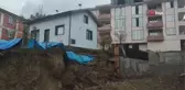 Heyelan nedeniyle bir ev çökme tehlikesi altında