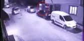 Fırtına insanları, motosikleti ve giysi dolabını böyle uçurdu