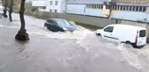 SARIYER'DE YAĞIŞIN ARDINDAN CADDEYİ SU BASTI, ARAÇ MAHSUR KALDI-1