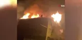 Binanın çatısı alev alev yandı