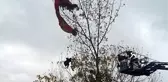 Samsun'da Yamaç Paraşütü Pilotu Ağaca Takıldı