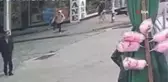 Köpek tarafından kovalanan çocuk az kalsın yoldan geçen arabanın altında kalıyordu