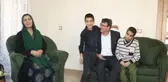 Engelli kardeşler, ailelerini kaybettikten sonra amcalarının yanında yaşıyor