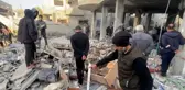 İsrail ordusunun ekmek fırınlarını vurduğu Gazze'de vatandaşlar enkaz altında yiyecek arıyor