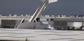 Uçak burun üstü hangarın çatısına çakıldı! Pilot mucizevi şekilde kurtuldu