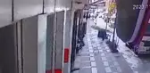 Şanlıurfa'da Kamyonun Çarptığı Tabela Vatandaşın Üstüne Düştü