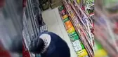 Sultangazi'de markete giren hırsız, çaldığı ürünleri göğsüne sakladı: O anlar kamerada