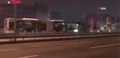 Okmeydanı'nda metrobüs reklam panosuna çarptı: 1 yaralı