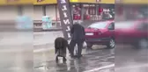 Yaşlı Kadının Eşinin Ayakkabılarını Temizlemesi Görüntülendi