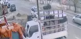 Arnavutköy'de otomobil duvara çarptı, sürücü kurtarıldı