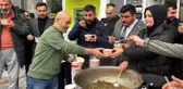 Rizelilerin Karadeniz damarı tuttu! Dünyanın en kötü yemekleri arasında gösterilen karalahana çorbasını bedava dağıttılar