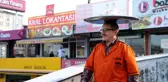Sipariş verilen yemekleri kafasında taşıdığı tepsi ile götürüyor