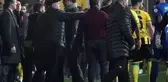 İstanbulspor Başkanı Ecmel Faik Sarıalioğlu, Trabzonspor maçında hakem kararını gerekçe göstererek takımını sahadan çekti