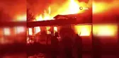 Evde çıkan yangını geceyi aydınlattı