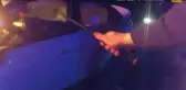 Polis, alevler içindeki araçta mahsur kalan kadını son anda kurtardı