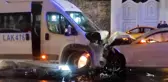 Beşiktaş'ta Otomobil ve Servis Aracı Kafa Kafaya Çarpıştı: 9 Yaralı
