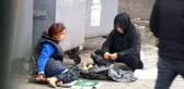 Karaköy'de çöpten yemek yeme numarasıyla duygu sömürüsü yapan dilenciler yakalandı