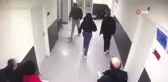 Okmeydanı Şehir Hastanesi'nde doktora yumruklu saldırı kamerada: Kızın saçına dokundu iddiası ortalığı karıştırdı