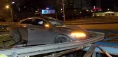 Alkollü sürücünün otomobili demir korkuluklarda askıda kaldı